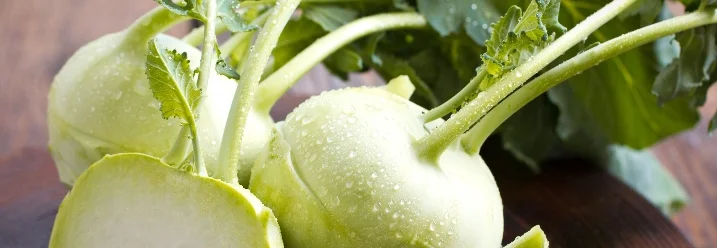 Drei Kohlrabi auf einem Holzbrett